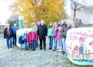  - Landrat Michael Adam Bildmitte mit Kreisbäuerin Katharina Zellner (li. neben Adam), den  Bauernverbandsobmann Roland Graf (li.), Kinder aus der Malaktion und die Familie Pfeffer vom Ferienhof Pfeffer aus Großloitzenried sowie das Team vom Ponyhof Traiber aus Bischofsmais. Foto: Maimer/Landkreis Regen