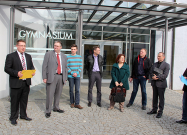  - Die Ausschussmitglieder um Landrat Michael Adam (li.) vor dem Schulgebäude. Schulleiter Heribert Strunz (2.v.li.), sein Stellvertreter Christian Schadenfroh,(4.v.li.) Schülersprecher Jonas Eisch (3.v.li.) begrüßten die Ausschussmitglieder. Fotos: Langer/Landkreis Regen 