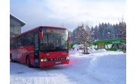  - Auch bei schwierigen winterlichen Straßenverhältnissen sind die Fahrer der Ski- und Winterbusse unterwegs. Foto: Landratsamt/ÖPNV