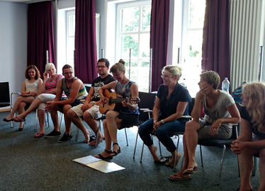  - Sonja Petersamer an der Gitarre mit einigen Teilnehmern. Foto: Regner/Landkreis Regen