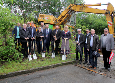  - Landrat Michael Adam mit den Planern, der Baufirma, Landratsamtsmitarbeitern, seinen Stellvertretern und Kreisräten beim Spatenstich. Foto: Langer/Landkreis Regen 