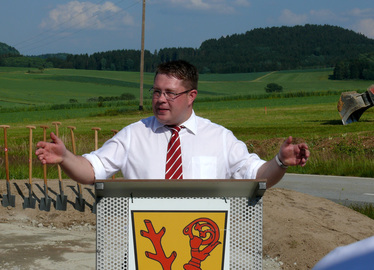  - Landrat Michael Adam am Rednerpult beim Spatenstich. Foto: Landkreis Regen, Langer