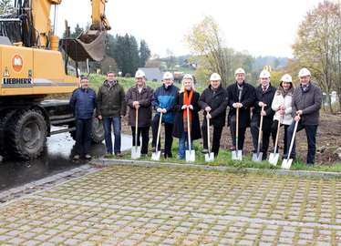  - (v.li.) Bauunternehmer Josef und Michael Mader, den CSU-Fraktionsvorsitzenden Willi Köckeis, den weiteren Stellvertreter des Landrats Erich Muhr (SPD), Josefa Schmid (FDP), FWG-Fraktionssprecher Heinrich Schmidt, den weiteren Landratsstellvertreter Helmut Plenk (CSU), Landrat Michael Adam, die ehemalige Grundstückseigentümerin Barbara Hohn und den stellvertretenden Landrat Willi Killinger. Foto: Langer/Landkreis Regen