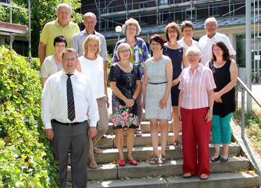  - Sprachpaten Sylvia Geiß, Ulrike Dachs, Ingeborg Treml, Anneliese Schauberger, Karl-Heinz Müller, Andrea Kilger, Ursula Holzfurtner und Juliane Elze mit Landrat Michael Adam, den Schulräten Werner Grabl und Mark Bauer-Opree sowie den Projektbetreuerinnen Doris Werner und Monika Lallinger. Foto: Langer/Landkreis Regen 