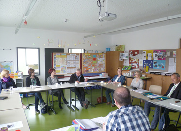  - Sprachpaten beim Reflexionstreffen zusammen mit Förderlehrer Karl Stangl von der Mittelschule Regen und Schulrat Mark Bauer-Oprée. Foto: Landkreis Regen, Wenig