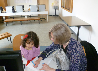  - Amira mit ihrer Sprachpatin Carola Goldmann. Foto:  Wenig/Landkreis Regen