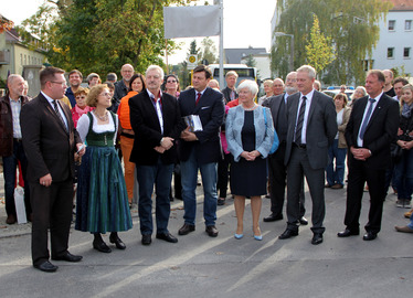  - Landrat Michael Adam (li.) mit den Ehrengästen (v.li.) Bürgermeisterin Ilse Oswald (Stadt Regen), Bezirksstadtrat Wilfried Nünthel, Bezirksbürgermeiser Andreas Geisel, Gerda Hasselfeldt, Günther Toepfer, Alois Rainer und der stellvertr. Landrat des Landkreises Regen Willi Killinger.  Fotos: Langer/Landkreis Regen