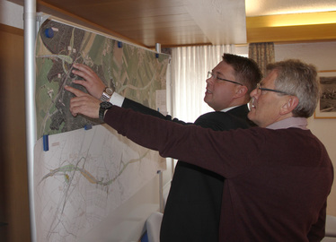  - Landrat Michael Adam und Bürgermeister Michael Schaller diskutierten die Pläne. Foto: Langer/Landkreis Regen