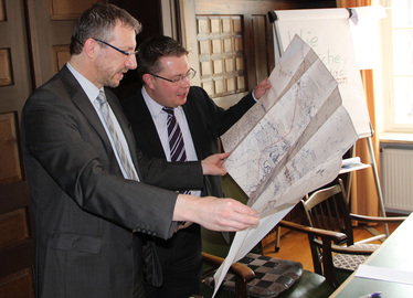  - Bürgermeister Steininger (li.) und Landrat Adam (re.) beim Betrachten von Ausbauplänen. Foto: Langer/Landkreis Regen