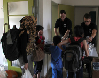  - Flüchtlingsfamilie bei der Ankunft: Jeder bekommt eine Decke, ein Handtuch und ein Hygienepaket. Foto: Langer/Landkreis Regen