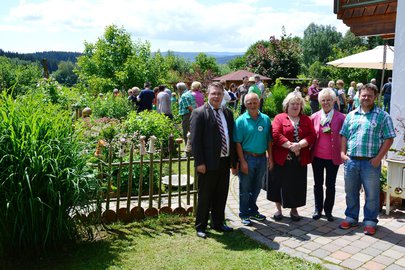  - Landrat Michael Adam und Gartler-Kreisvorsitzende Rita Röhrl zu Besuch im Garten der Familie Trauner in Böbrach. Foto: Landkreis Regen, Eder