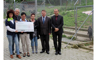  -  Scheckübergabe durch Landrat Michael Adam (2.v.re.) und Dr. Stefan Wechsler (re.) an (v.li.) Gaby Wunner, Rudolf Radlbeck, Elfriede Strasser, Karola Wach. Foto: Langer/Landratsamt 