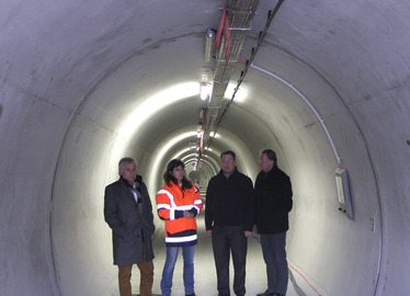  - Der Leitende Baudirektor Robert Wufka, die Bauoberleiterin Susanne Hopfner, Landrat Michael Adam und der stellvertretende Landrat Willi Killinger gingen über den neuen Fluchttunnel zur eigentlichen Baustelle. Fotos: Langer/Landkreis Regen