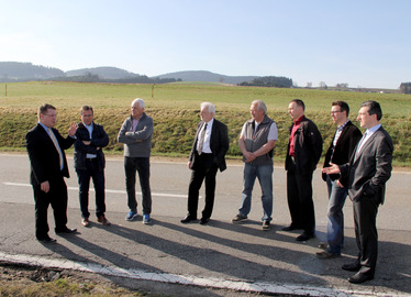  - Landrat Michael Adam und Bürgermeister Alois Wenig trafen sich mit Fraktionsvertretern und den Unternehmern Kurt Jander und Karl-Heinz Dürrmeier am Ort des künftigen Kreisverkehrs der neuen Umgehungsstraße. Foto: Langer/Landkreis Regen