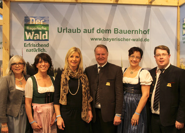  - Die bayerische Umweltministerin Ulrike Scharf (3.v.li.) traf sich am Stand „Urlaub auf dem Bauernhof im Bayerischen Wald“ mit v.li. Susanne Wagner (ArberlandRegio GmbH), Elisabeth Pfeffer (Pfeffer Brauerei Zwiesel), stellvertretenden Landrat Willi Killinger, Christina Fuchs (Touristinfo Lallinger Winkl) und Regens Landrat Michael Adam. Fotos: Langer/Landkreis Regen