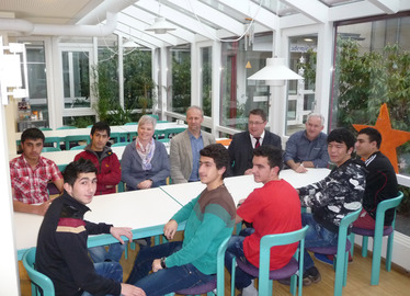  - Landrat Michael Adam und Jugendamtsleiter Martin Hackl zusammen mit Herbert Unnasch und der Leiterin Tanja Dey mit den unbegleiteten minderjährigen Flüchtlingen in der Bayerwaldakademie in Weißenstein. Foto: Landratsamt Regen 