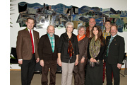  - Unser Bild zeigt die Ausgezeichneten (v.li.) mit Landrat Michael Adam (1.v.li.) mit der Personalratsvorsitzenden Sonja Morgenstern (4.v.li.): Lothar Denk, Rita Koller, Christian Pfeffer, Britta Fischer, Ulrich Madl und Walter Fischer. Foto: Landratsamt