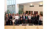  - Die neuen Lehrkräfte mit Landrat Michael Adam, Schulrat Werner Grabl, Schulamtsmitarbeiterin Sophie Bichler, den Seminarleitern und den Betreuungslehrern. Foto: Langer/Landratsamt.  