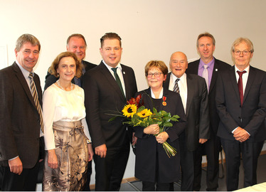  - Sie gratulierten Ingried Betz-Loderbauer (5.v.li.): der Vorstand der Lebenshilfestiftung Jochen Fischer, Bürgermeisterin Ilse Oswald, der stellvertretende Landrat Willi Killinger, Landrat Michael Adam, der ehemalige Bundestagsabgeordnete Ernst Hinsken und Helmut Plenk, der weitere Stellvertreter des Landrats und Helmut Loderbauer. Foto: Langer/Landkreis Regen