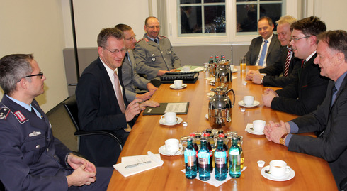  - Verteidigungsstaatssekretär Ralf Brauksiepe (2. v.li.),  Landratsbüroleiter Günther Weinberger (5.v.li.), MdB Alois Rainer  (6.v.li), Landrat Michael Adam (2.v.re) und der stellvertretende Landrat  Willi Killinger (re.)