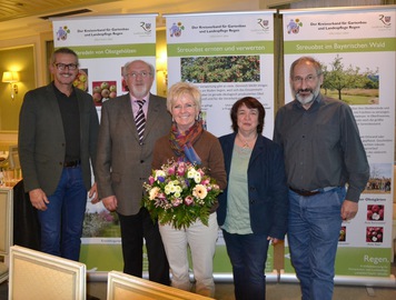  - Die Vorstandschaft des Kreisverbandes für Gartenbau und Landespflege Regen mit (von links) Kreisgeschäftsführer Klaus Eder, Landratstellvertreter Erich Muhr, Kreisvorsitzende Rita Röhrl, 2. Vorsitzende Veronika Kerschbaum und Kassier Karl Gierl. Foto: Eder