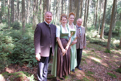  - Willi Killinger, die neue Waldkönigin Anna Maria Oswald, die neue Waldprinzessin Manja Rohm und Franz Grimm von der Waldbesitzervereinigung Regen. Foto: Kellerer