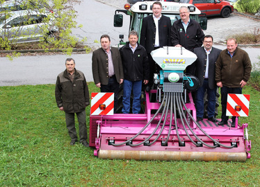  - Der Wiesenengel machte am Landratsamt Regen Station (im Bild v.li.): Ludwig Brunner, Adolf Süß (Vorsitzender Maschinenring Mittlerer Bayerischer Wald), Josef Hofbauer (Geschäftsführer Maschinenring), Roland Graf (Kreisobmann des Bauernverbandes), Landrat Michael Adam, Werner Troiber und Manfred Hofmeister. Foto: Langer/Landkreis Regen