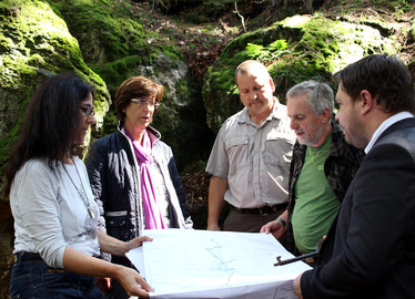  - Ein Blick auf den Plan verrät wie umfangreich das Areal unter dem Berg ist (v.li.): Monika Knauff-Schöllhorn, Liselotte Bielmeier, Thomas Ballmann, Fred Baierl und Landrat Michael Adam. 