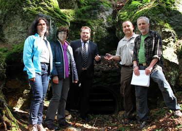  - Unser Bild zeigt Landrat Michael Adam (3.v.li.), der den Schlüssel zum Eingang von den Naturschutzwächtern Fred Baierl (1v. re) und Thomas Ballmann (2.v.re.) übernimmt. Auch Monika Knauf-Schöllhorn und Lieselotte Bielmeier freuen sich. 