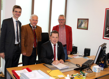  - Landrat Michael Adam (sitzend) mit (v.li.) Bürgermeister Karlheinz Roth, Herbert Unnasch und Bürgermeister Herbert Schreiner. Foto: Langer/Landkreis Regen