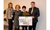  - (v.li.): Sachbearbeiterin Doris Werner, Regens Bürgermeisterin Ilse Oswald, Sonja Kißlinger und Landrat Michael Adam bei der Übergabe der 2000. Ehrenamtskarte. Foto: Geiger/Landratsamt Regen