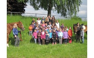  - Beim Gruppenfoto durften die tierischen Hauptakteure vom Hallertauer Reit- und Fahrverein in Rohr samt den Betreuern vor Ort nicht fehlen. Foto: Kommunale Jugendarbeit Regen