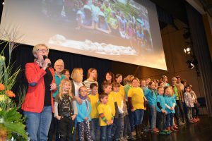 Die Preisübergabe an die Kreisvorsitzende Rita Röhrl und die Kindergruppen aus dem Landkreis Regen. Foto: Eder/Landkreis Regen 