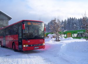 Egal, ob mit Bus oder Bahn, die Schülerbeförderung wird künftig in die Schulanmeldung, die bereits zuhause am PC ausgefüllt werden kann, integeriert. Foto: Wibmer