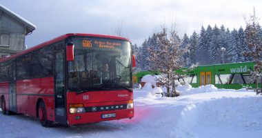 Egal, ob mit Bus oder Bahn, die Schülerbeförderung wird künftig in die Schulanmeldung, die bereits zuhause am PC ausgefüllt werden kann, integeriert. Foto: Wibmer