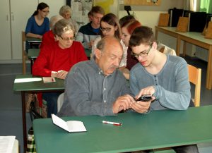 Schüler machen Senioren am Handy fit. Foto: Landkreis Regen, Langer