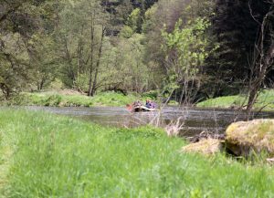 Bootfahren am Schwarzen Regen. Foto: Landkreis Regen, Langer