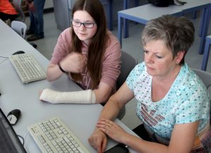 Computerkurs für Senioren an der Realschule Viechtach. Foto: Landkreis Regen, Langer