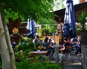 Eines der ersten Ziele der Bewertungskommission war ein kleiner versteckter Biergarten am Gasthof Zum Rechen in Bodenmais mit viel Grün und ruhiger Lage am Rißbach. Foto: Eder, Landkreis Regen