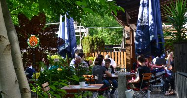 Eines der ersten Ziele der Bewertungskommission war ein kleiner versteckter Biergarten am Gasthof Zum Rechen in Bodenmais mit viel Grün und ruhiger Lage am Rißbach. Foto: Eder, Landkreis Regen