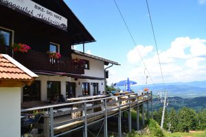 Eine große Panorama-Holzterrasse bietet der Berggasthof Hochpröller mit beeindruckender Aussicht. Hier finden auch Musik- und Grillabende statt. Foto: Eder, Landkreis Regen