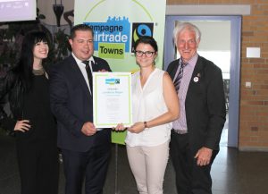 Landrat Michael Adam (2.v.li.) und den Fairtrade-Ehrenbotschafter Manfred Holz mit Miriam Lange (li.) und Kathrin Baumann aus der Fairtrade-Steuergruppe. Foto: Langer/Landkreis Regen