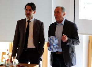 Der Referent Dr. Andreas Gaß (li.) und Bürgermeister Hermann Brandl. Brandl bedankte sich mit einem Geschenk für seinen Vortrag. Foto: Langer/Landkreis Regen