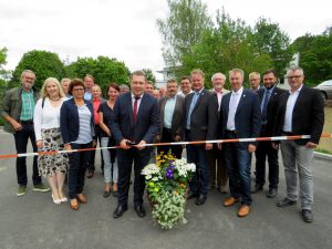 Landrat Michael Adam mit seinen Stellvertretern, den Fraktionsvorsitzenden und Nachbarn bei der Freigabe. Foto: Nirschl