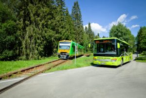 Mit Bus und Bahn gelangen Einheimische und Urlaubsgäste zu zahlreichen Wanderausgangspunkten. Foto: Daniela Blöchinger