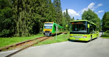 Mit Bus und Bahn gelangen Einheimische und Urlaubsgäste zu zahlreichen Wanderausgangspunkten. Foto: Daniela Blöchinger