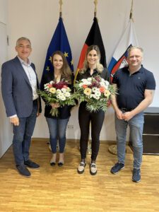 Blumenstrauß vom Landrat: Landrat Dr. Ronny Raith (li.) und MVZ-Geschäftsführer Andreas Probst begrüßten Dr. Monika Korcz-Brandlhuber (li.) und Dr. Lisa Stauder (2.v.li.) in Regen. Foto: Heiko Langer / Landratsamt Regen