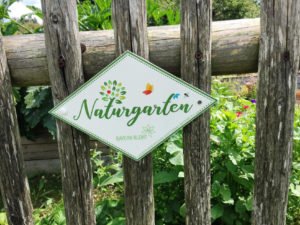 Mit einem Email-Schild können die Gartenbesitzer nun auf ihren Naturgarten hinweisen. Foto: Eder/Landkreis Regen