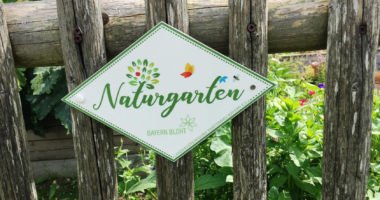 Mit einem Email-Schild können die Gartenbesitzer nun auf ihren Naturgarten hinweisen. Foto: Eder/Landkreis Regen