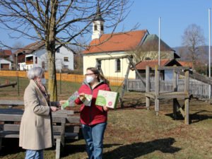 Unser Bild zeigt Landrätin Rita Röhrl (li.), die auch Kreisvorsitzende der Gartenbauvereine ist, bei der Übergabe der Vielfaltsmacher-Box an Iris Kappenberger. Foto: privat